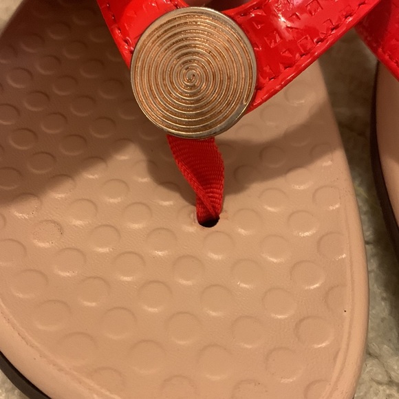 CUTE red sandals with good accent button! - Picture 4 of 5